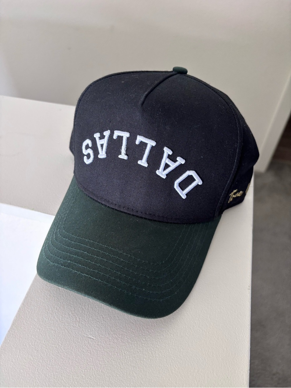 True Brvnd - upside down Dallas Two-Tone Baseball Cap - Black & Forest Green
